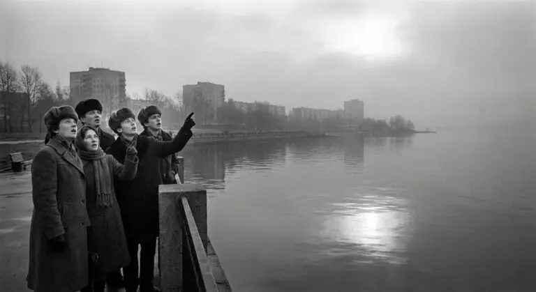 Witnesses on the Embankment