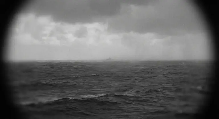 Periscope horizon watch