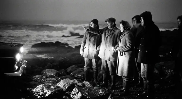 Witnesses on the shore