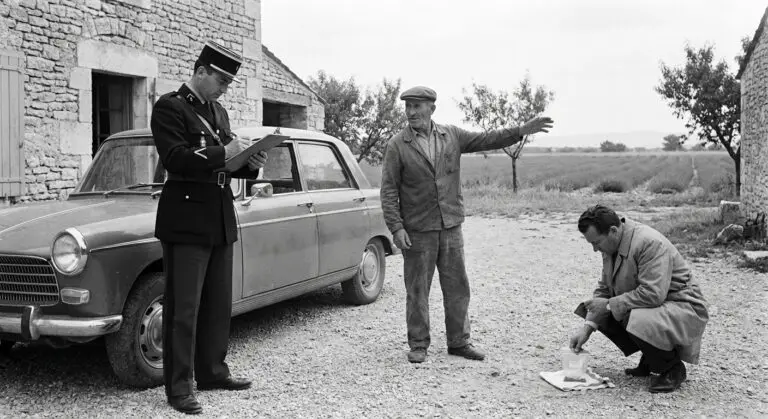Gendarmerie-style documentation moment